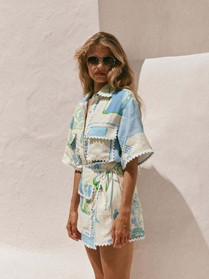 Ensemble deux pièces chemise et short élégant à imprimé géométrique.