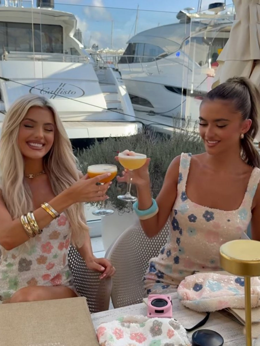 Robes courtes et mini à fleurs colorées et sequins fendues, moulantes sur les hanches