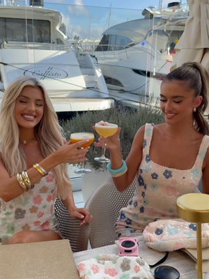 Robes courtes et mini à fleurs colorées et sequins fendues, moulantes sur les hanches