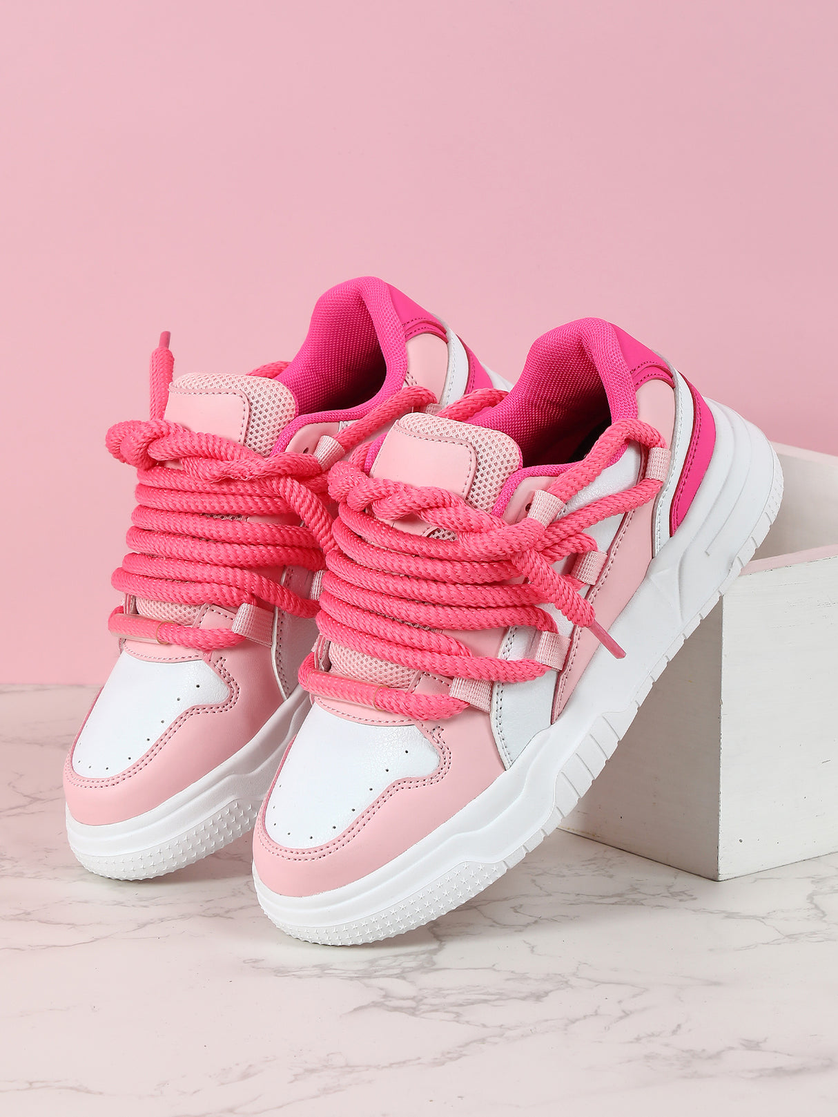 Women's Sneakers With Unique Color-blocked Shoelaces