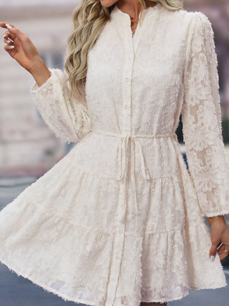 Robes courtes et mini à manches longues en tissu texturé avec découpe florale, idéales pour les trajets quotidiens.