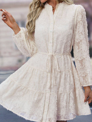 Robes courtes et mini à manches longues en tissu texturé avec découpe florale, idéales pour les trajets quotidiens.