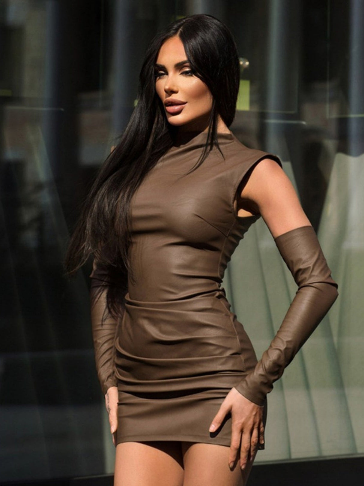 Mini- und kurze Kleider aus PU-Leder mit Falten, Hüftwickel, Stehkragen, ärmellos