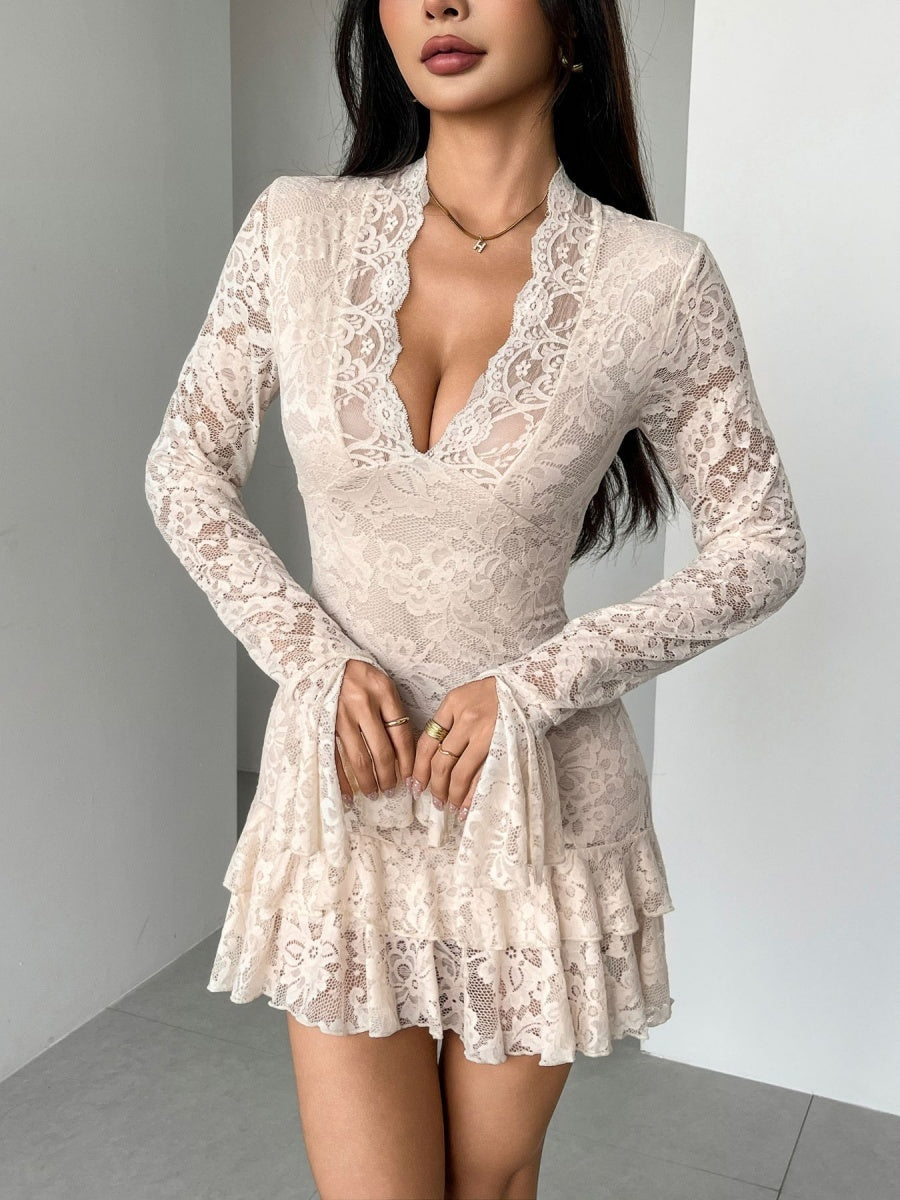 Robes courtes et mini en dentelle à col en V et volants