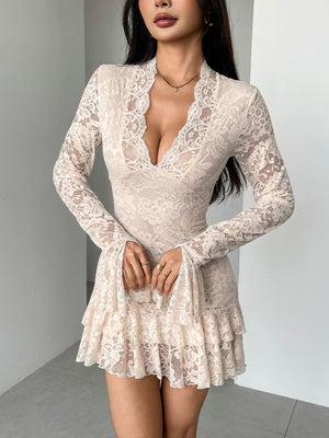 Robes courtes et mini en dentelle à col en V et volants