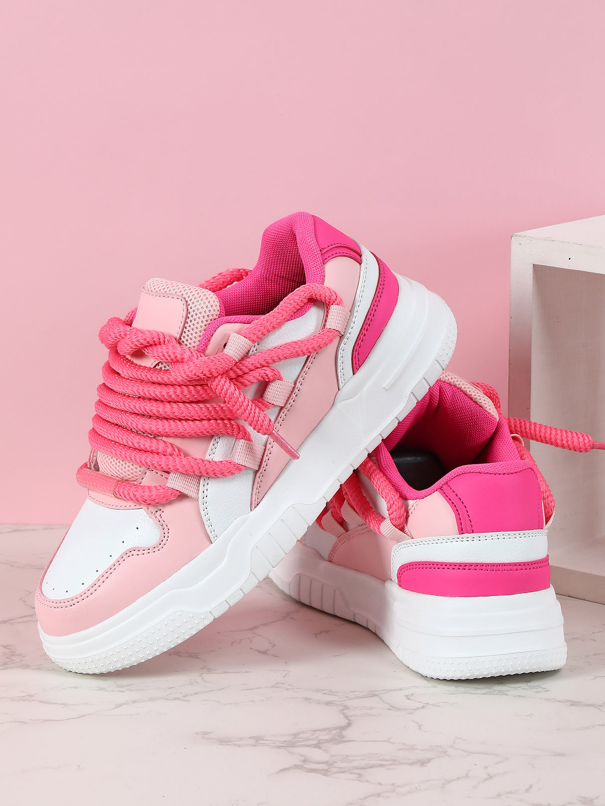 Women's Sneakers With Unique Color-blocked Shoelaces