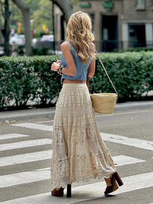 Röcke mit Spitzenbesatz und hohlen geometrischen Mustern