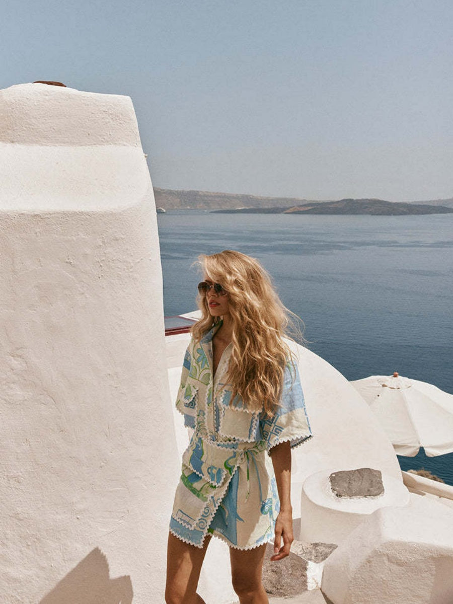 Ensemble deux pièces chemise et short élégant à imprimé géométrique.