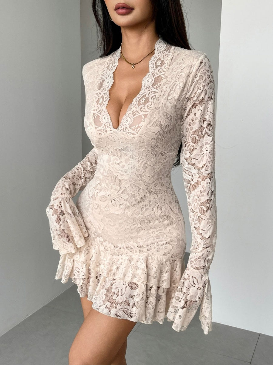 Robes courtes et mini en dentelle à col en V et volants