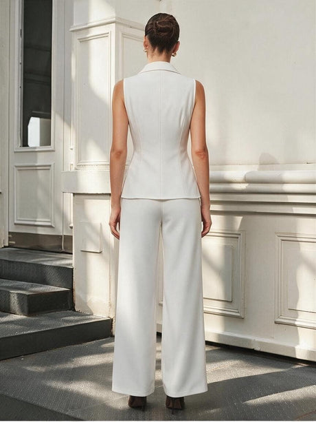 Ensembles 2 pièces : débardeur blanc à col en V et pantalon.