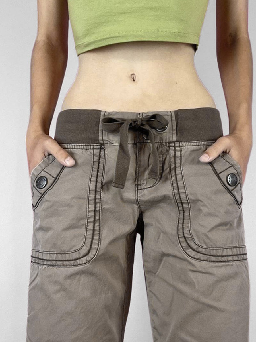 Retro-Jeans mit Taschen, farblich abgesetztem Rippstrick und niedrigem Bund