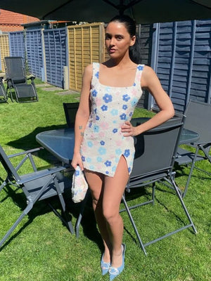 Robes courtes et mini à fleurs colorées et sequins fendues, moulantes sur les hanches