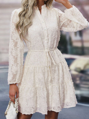 Robes courtes et mini à manches longues en tissu texturé avec découpe florale, idéales pour les trajets quotidiens.