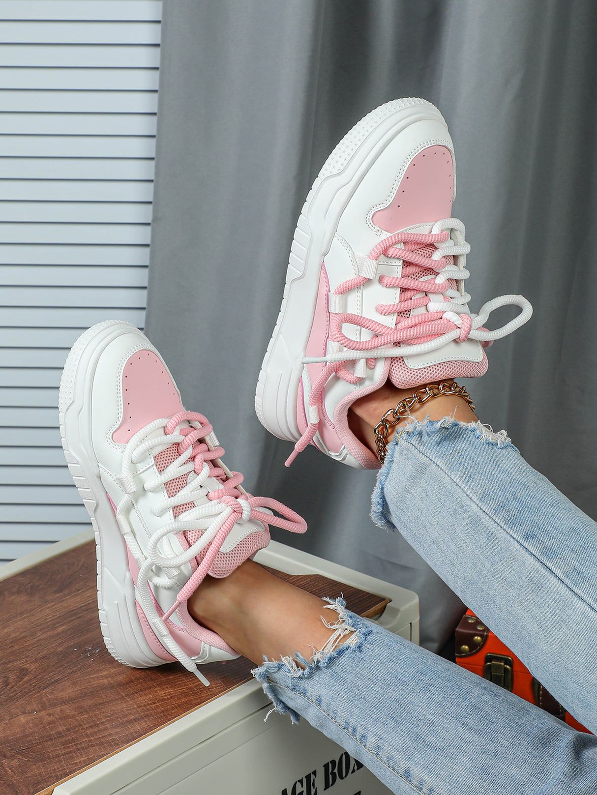 Women's Sneakers With Unique Color-blocked Shoelaces