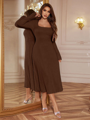 Robes midi à manches longues, col carré et coupe trapèze