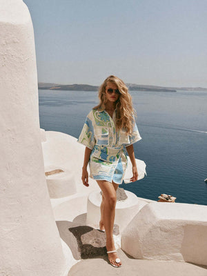 Ensemble deux pièces chemise et short élégant à imprimé géométrique.