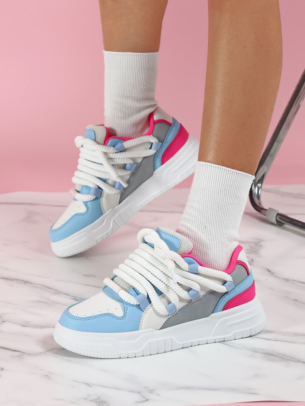 Women's Sneakers With Unique Color-blocked Shoelaces