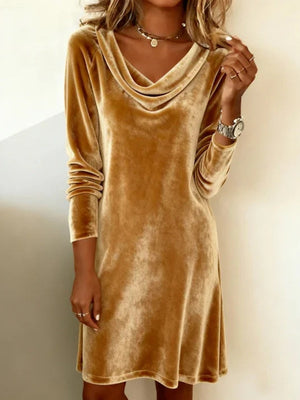 Robes courtes et mini à manches longues et col rond en velours