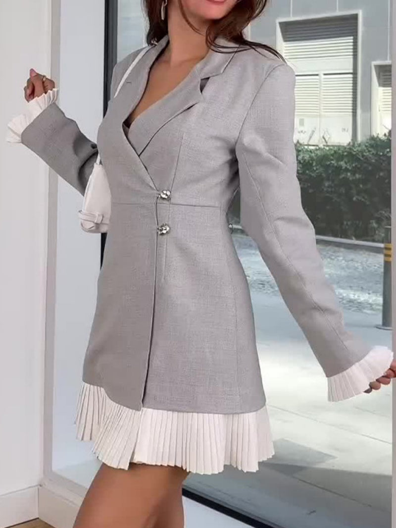 Langärmlige, farblich abgesetzte Blazer mit Faltenrock