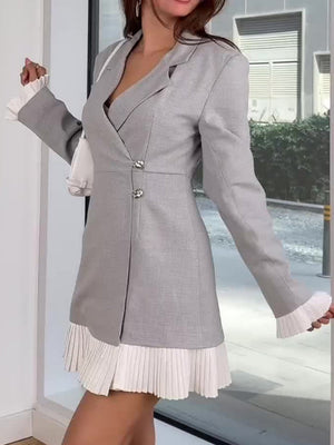 Langärmlige, farblich abgesetzte Blazer mit Faltenrock