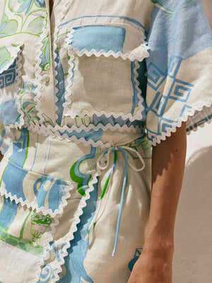 Ensemble deux pièces chemise et short élégant à imprimé géométrique.