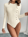Body moulant à boutons et passepoils