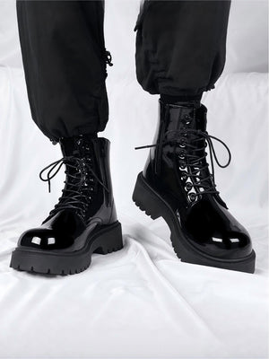 Glänzende schwarze Martin-Stiefel