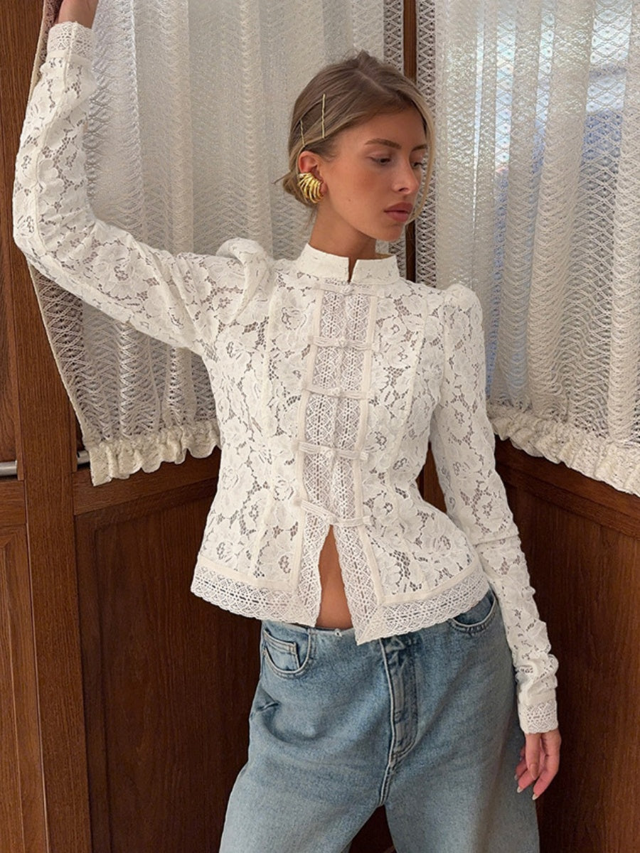 Haut transparent à col montant en dentelle crochetée et coupe ajustée, manches longues