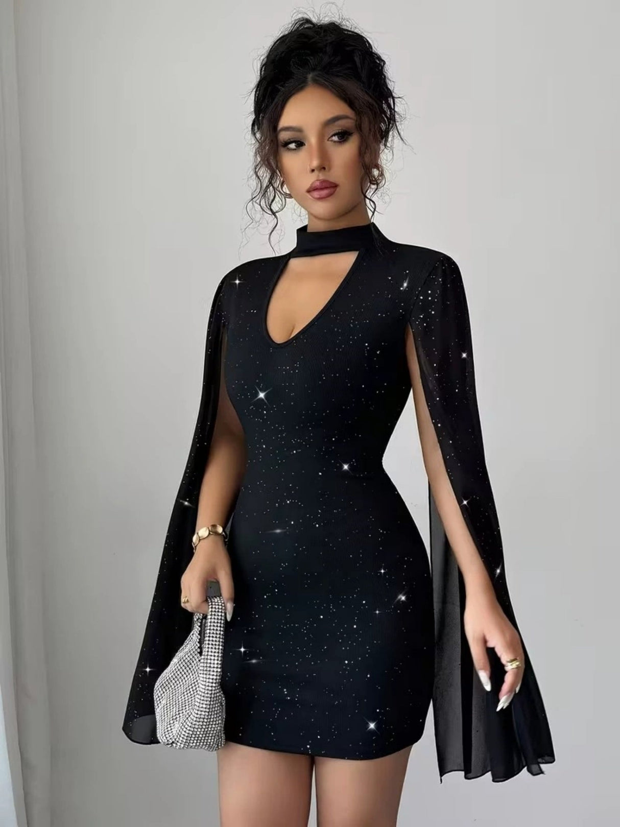 Robes courtes et mini à paillettes en mousseline et cape ajourée au niveau de la poitrine