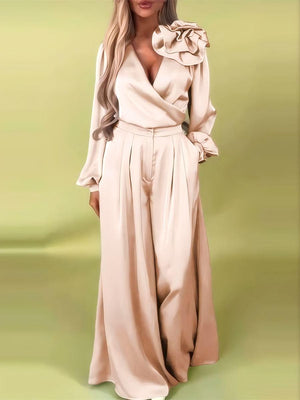 Ensemble deux pièces composé d'un haut à manches longues en satin à col en V et d'un pantalon à jambes larges, orné de motifs floraux en relief