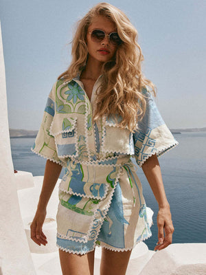 Ensemble deux pièces chemise et short élégant à imprimé géométrique.