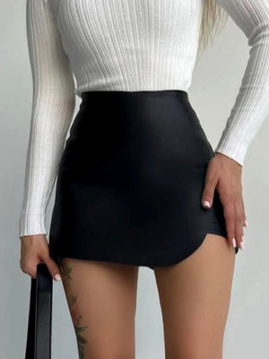 Hochtaillierte, hüftbetonte Röcke und Hosen aus PU-Leder