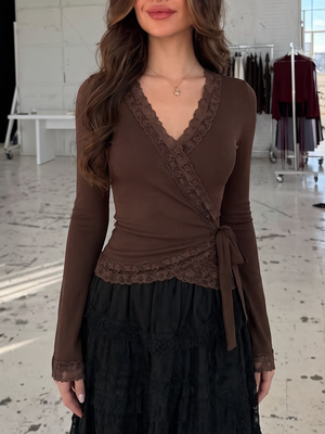 Lace-trimmed V-neck Bell Sleeve Slim Fit T-shirt