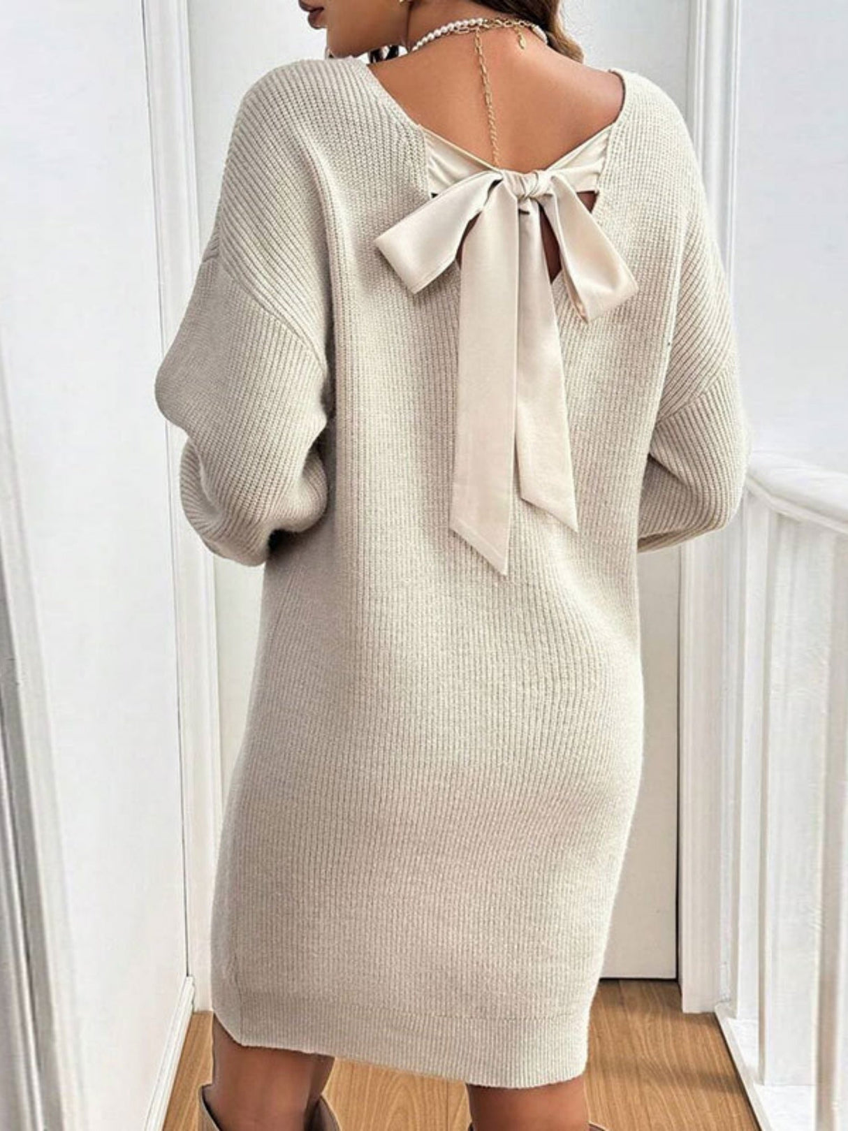 Strickpullover mit V-Ausschnitt und Schleife, Midikleider