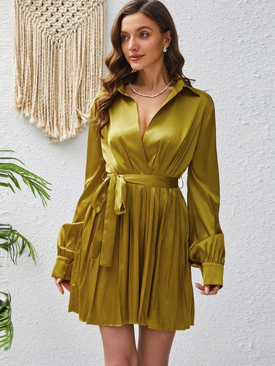 Langärmlige Mini- und kurze Kleider mit Polokragen, hoher Taille und Schnürung, mit hohem Bund