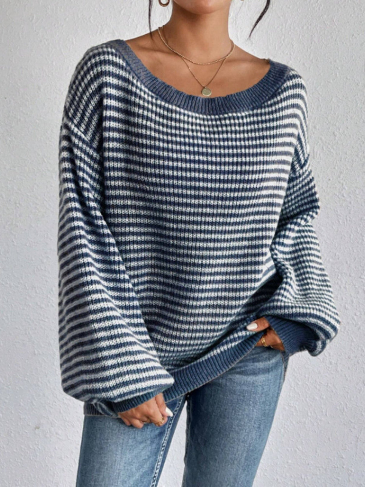 Gestreifter, schulterfreier Strickpullover mit farblich abgestimmtem Ausschnitt