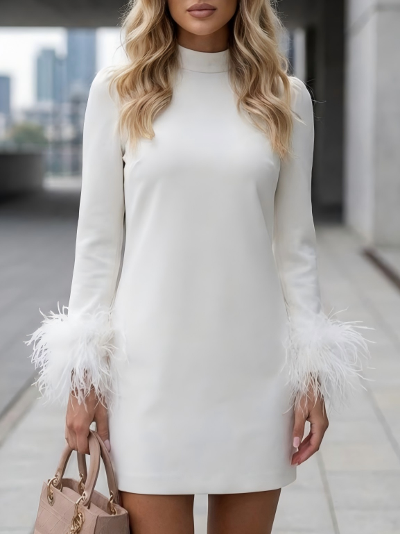 Robes courtes et mini à manches longues ornées de plumes et de fermeture éclair