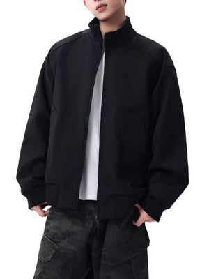 Minimalismus, klare Linien, lockere Jacken