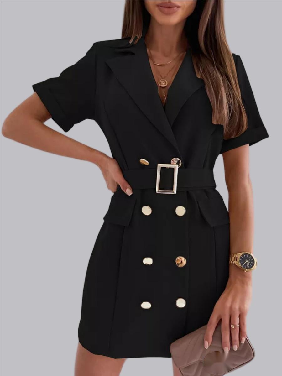 Robe tailleur courte à double boutonnage, ceinture et chaîne à revers, manches courtes et taille cintrée.