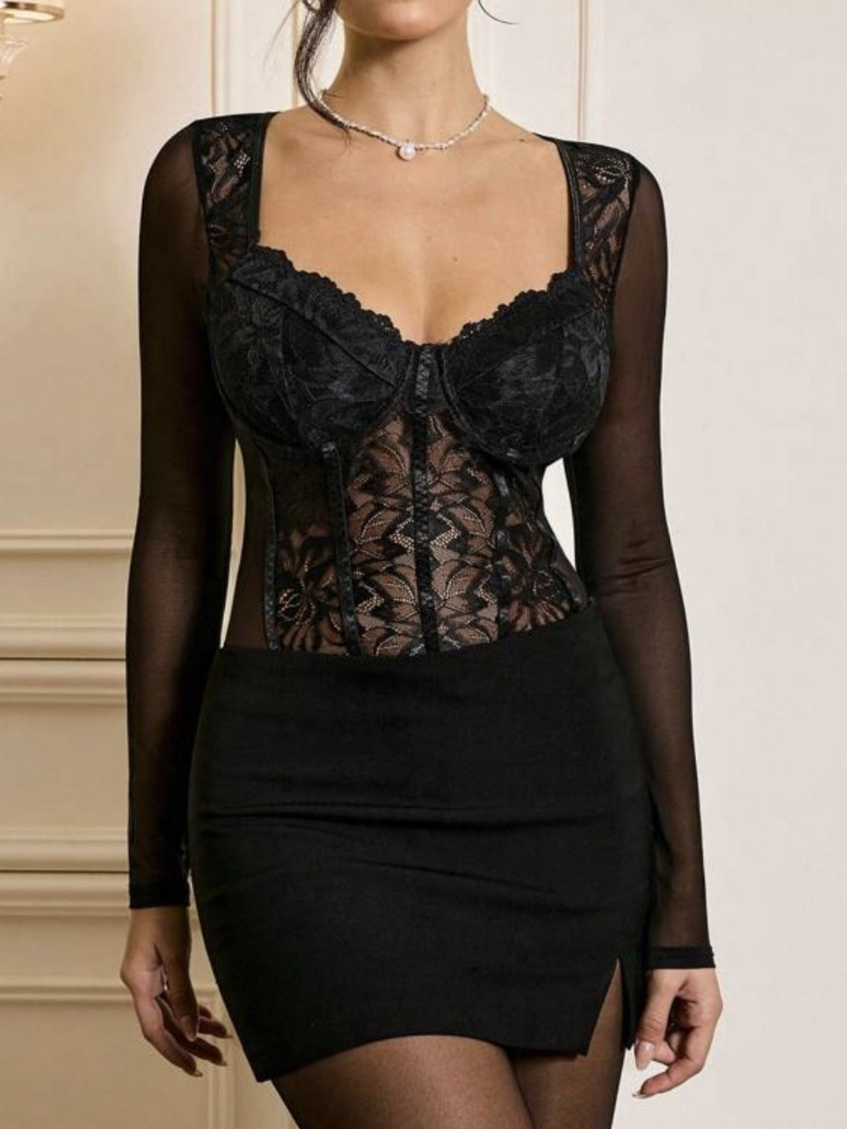 Body à manches longues en dentelle ajourée transparente et décolleté plongeant