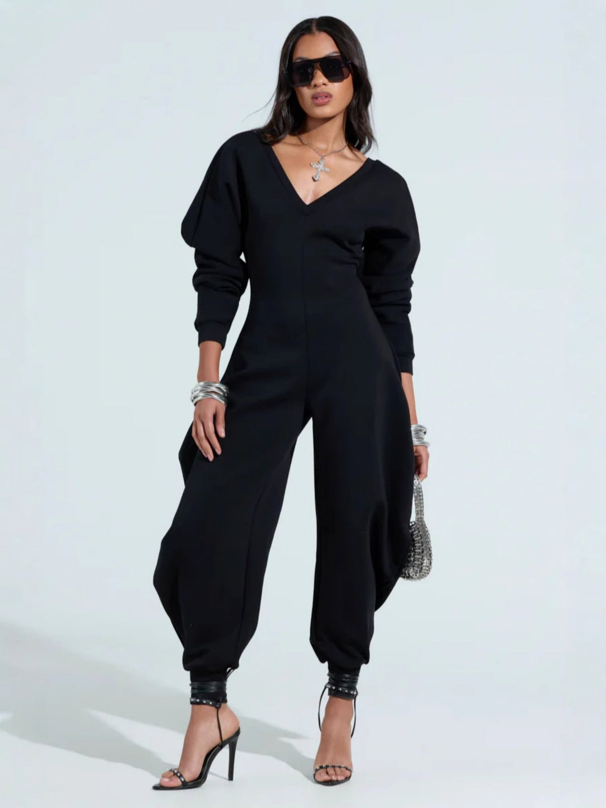 Ausgestellte, enge Jumpsuits und Bodysuits mit V-Ausschnitt und langen Ärmeln