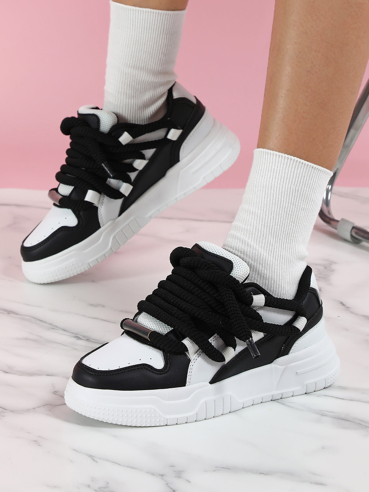 Women's Sneakers With Unique Color-blocked Shoelaces