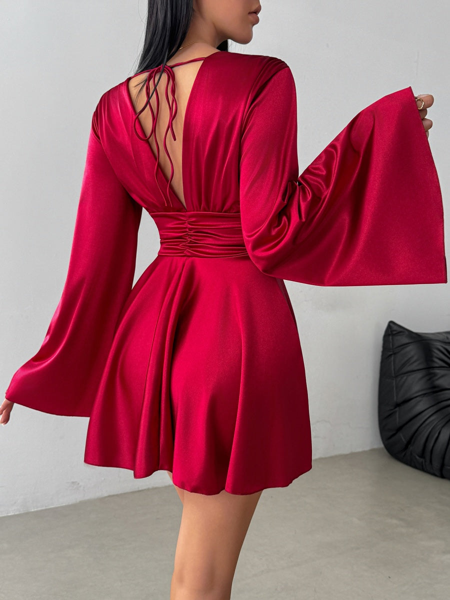 Mini- und kurze Kleider mit V-Ausschnitt, langen Ärmeln und ausgestellten Ärmeln