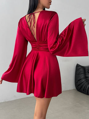 Mini- und kurze Kleider mit V-Ausschnitt, langen Ärmeln und ausgestellten Ärmeln