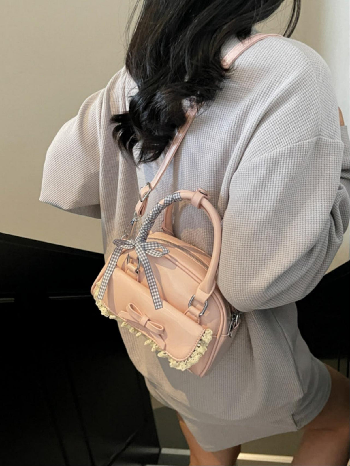 Sac à main orné de dentelle