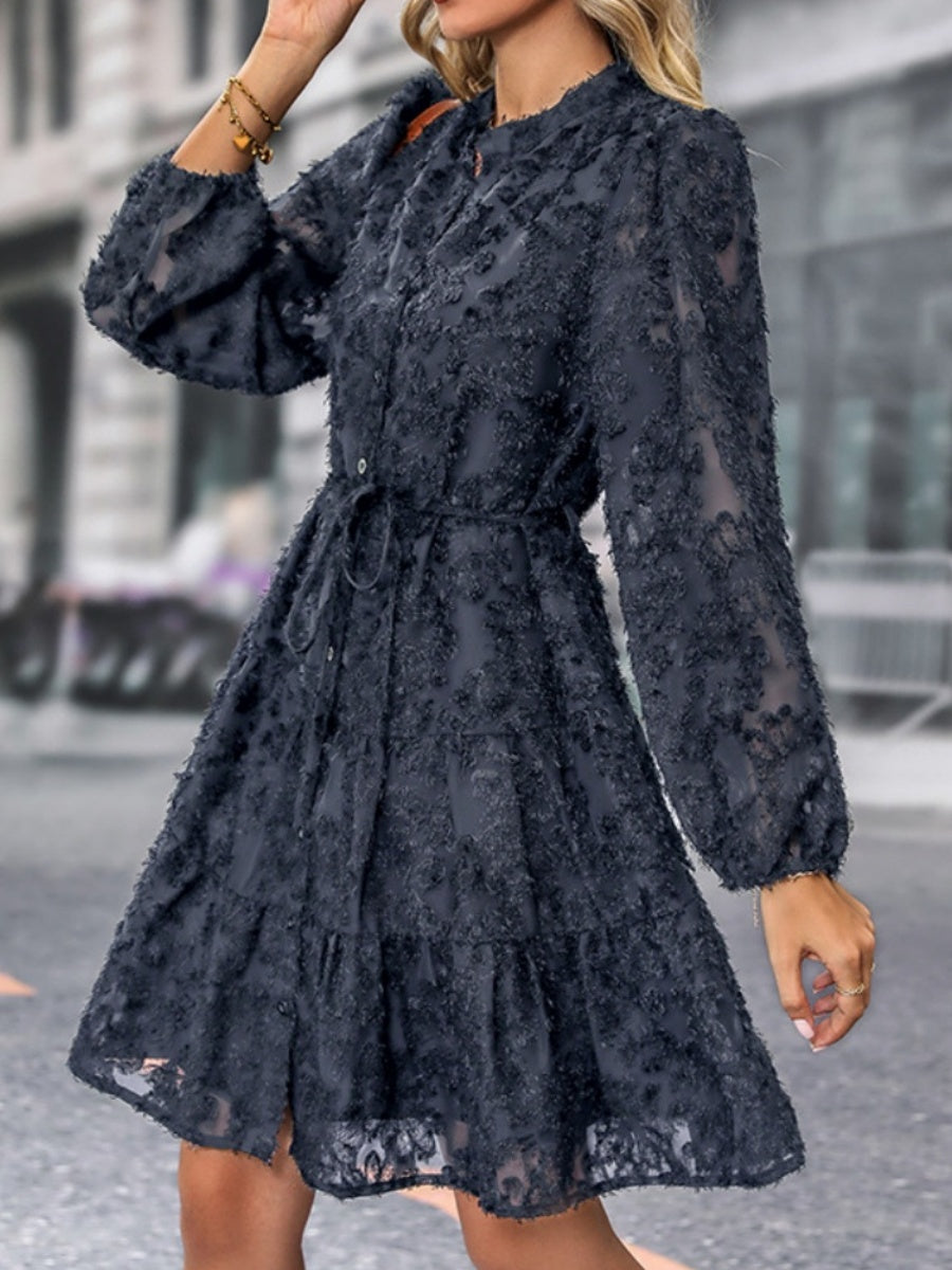 Robes courtes et mini à manches longues en tissu texturé avec découpe florale, idéales pour les trajets quotidiens.