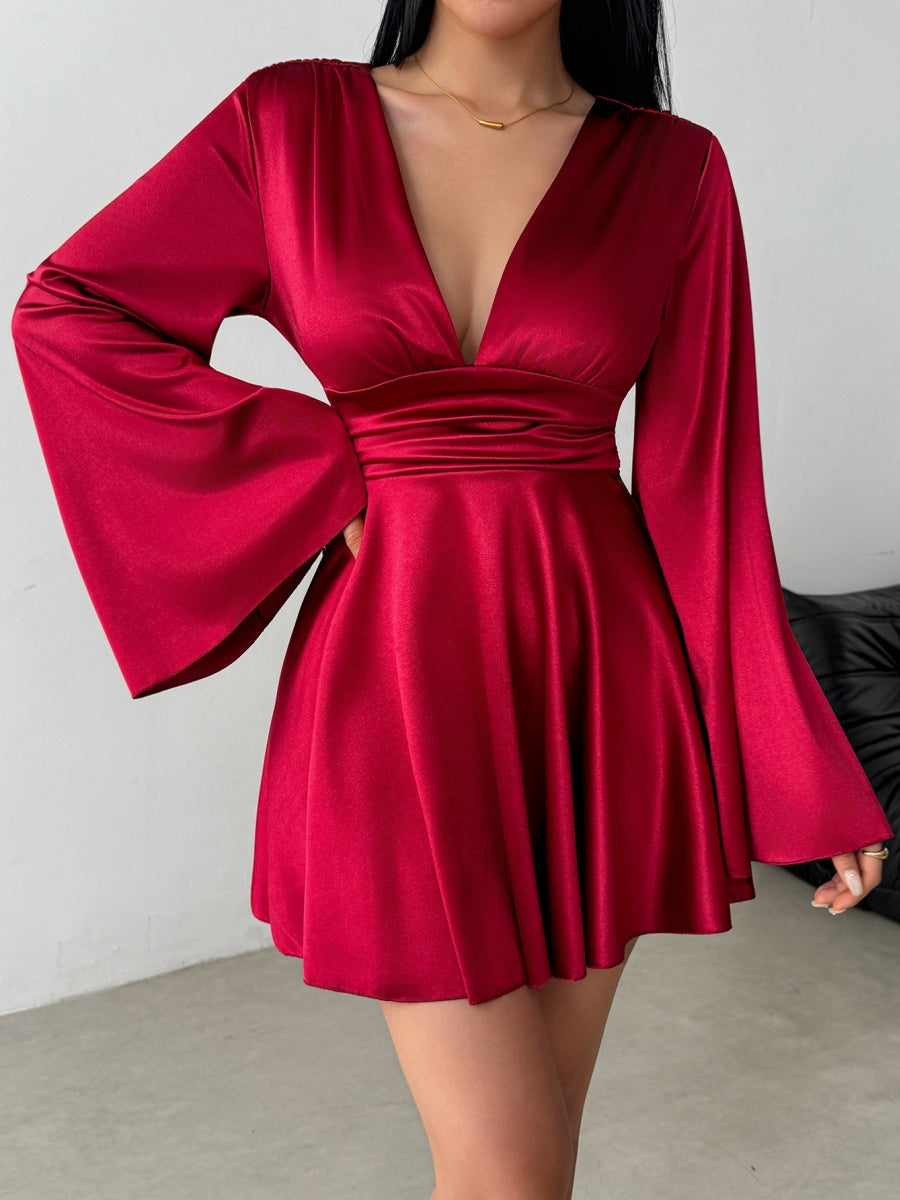 Mini- und kurze Kleider mit V-Ausschnitt, langen Ärmeln und ausgestellten Ärmeln