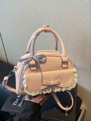 Sac à main orné de dentelle