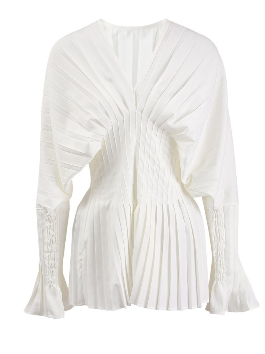Chemise blanche à taille plissée, col en V et manches longues évasées
