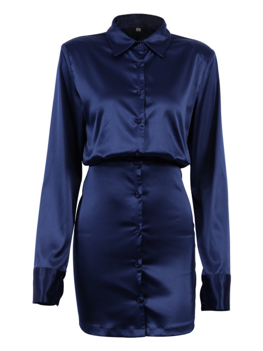 Robes courtes et mini en satin à manches longues et épaulettes, coupe ajustée.